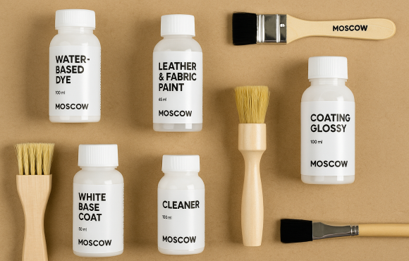 Flatlay semua jenis cat Moscow lengkap dengan kuas